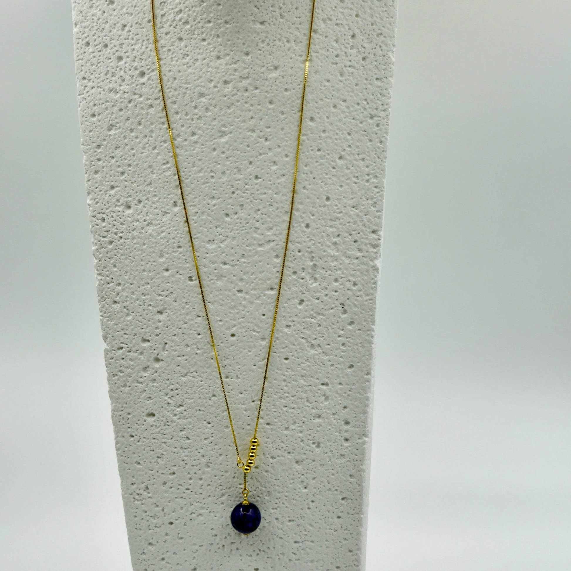 42cm 18k gold-plated necklace with 6x3mm gold beads and 11mm round charoite pendant