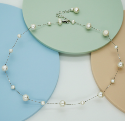 Pearl necklace on a pastel-colored circular background