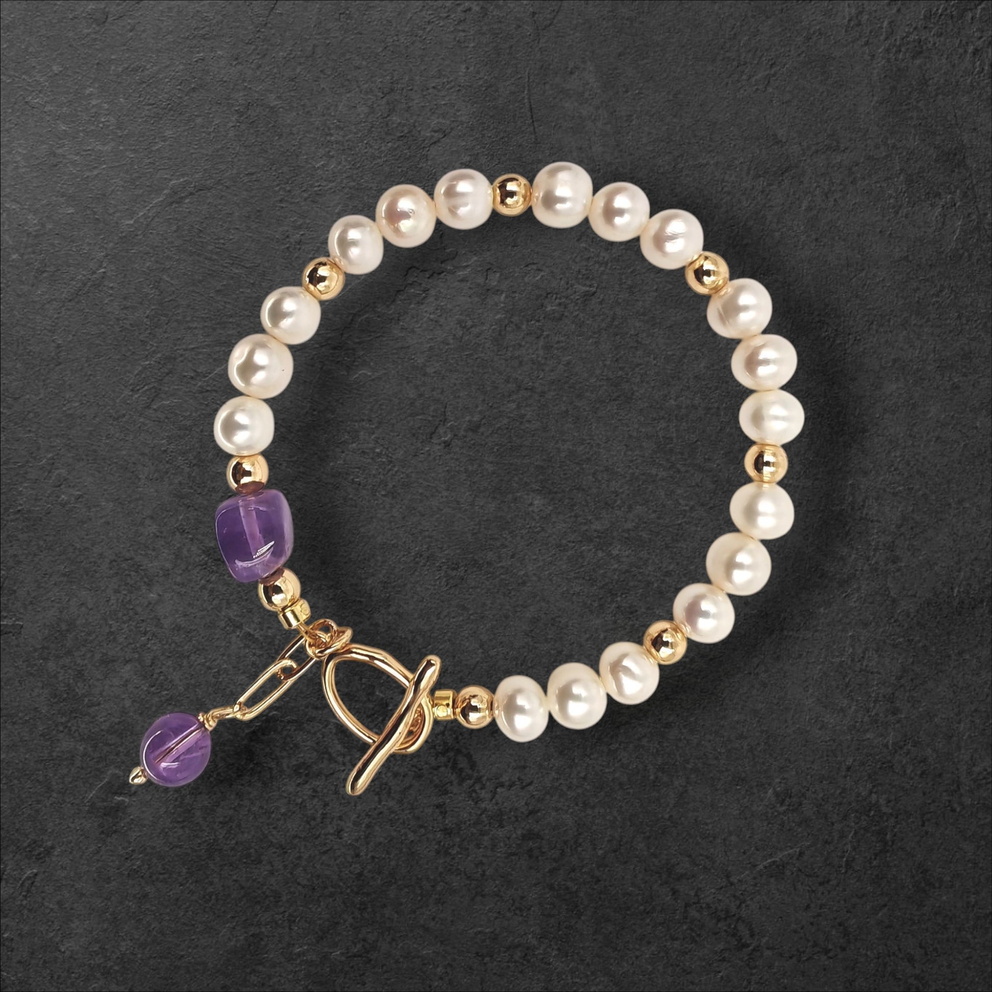 Pearl and amethyst bracelet with 18 cultured pearls and 14k gold-plated clasp