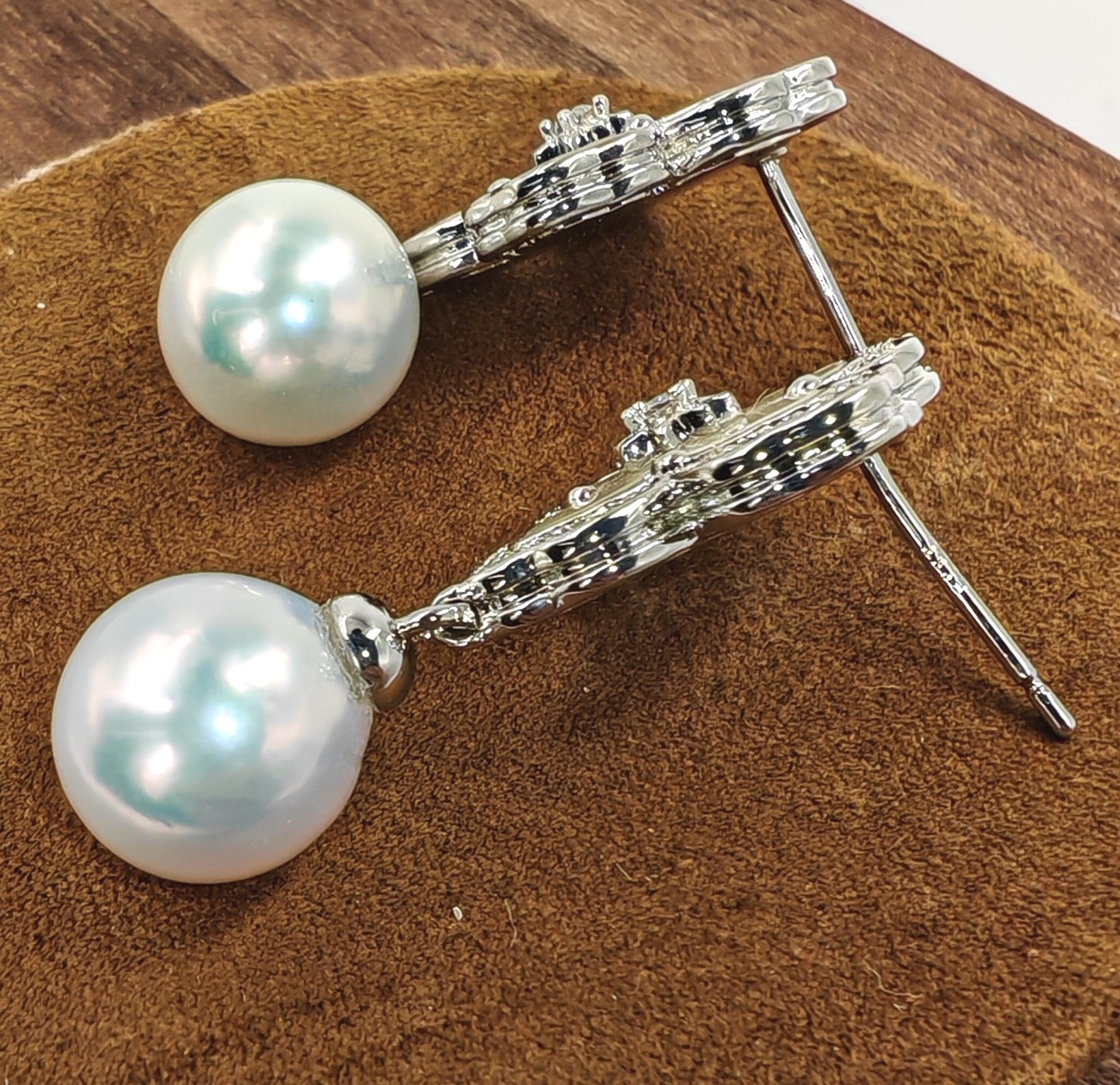 Close-up of MOP petals, zirconia centre, and 9.5mm pearl drop
