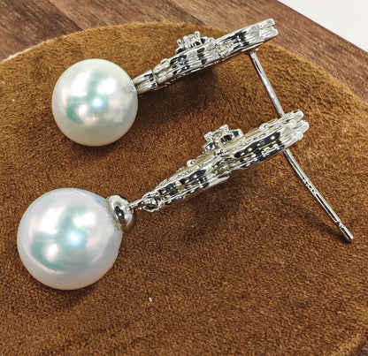 Close-up of MOP petals, zirconia centre, and 9.5mm pearl drop
