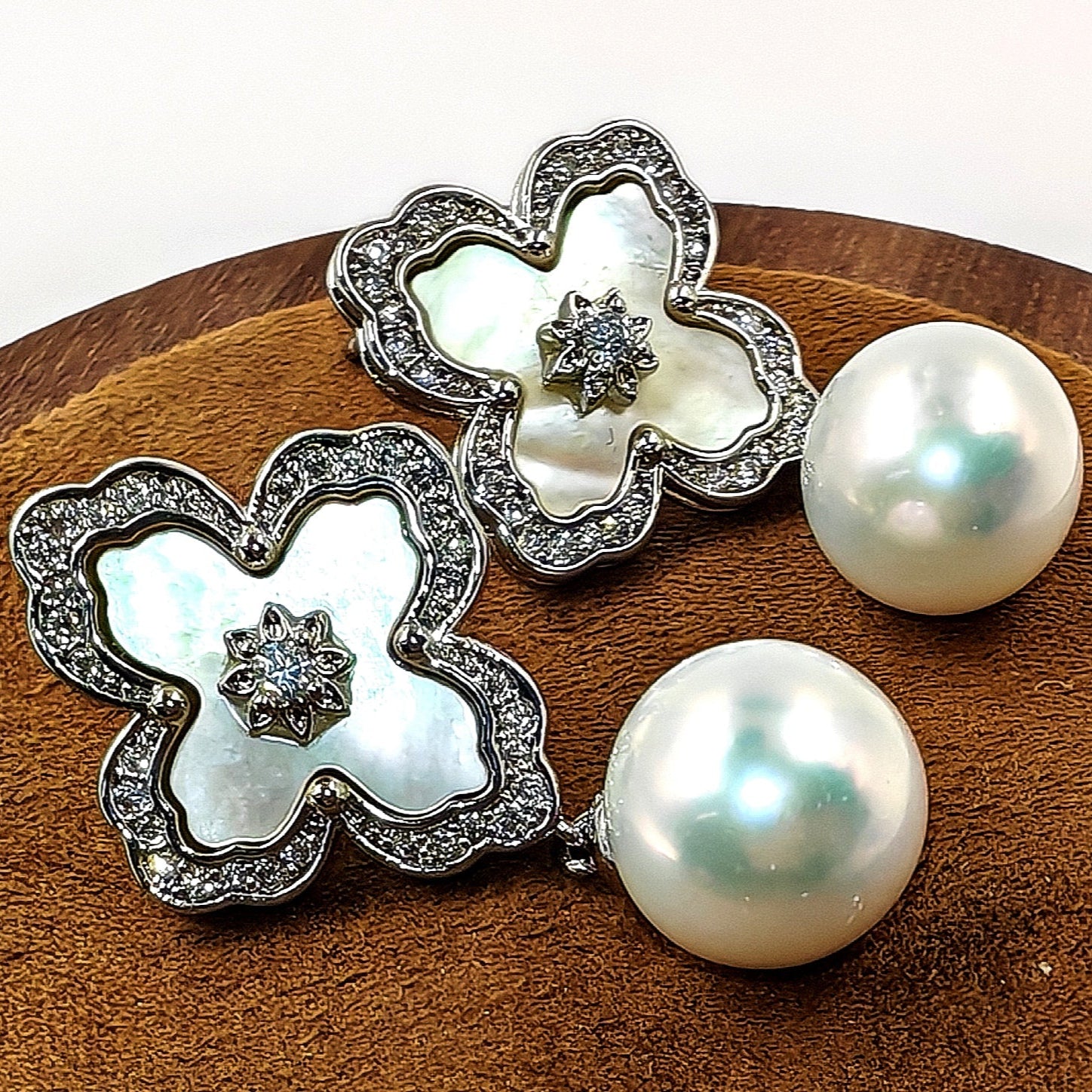 Close-up of MOP petals, zirconia centre, and 9.5mm pearl drop