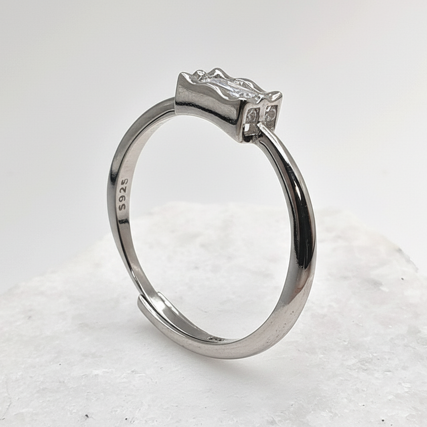 Close-up of adjustable band and prong setting
