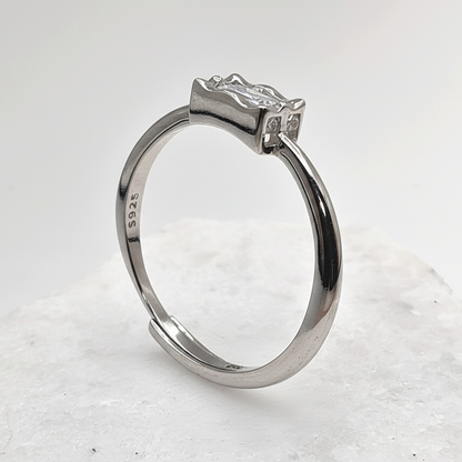 Close-up of adjustable band and prong setting
