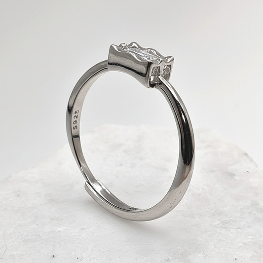 Close-up of adjustable band and prong setting
